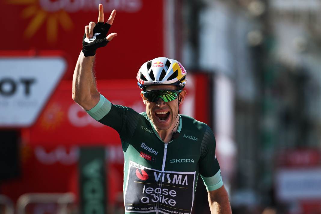 Wout van Aert feiert auf der 10. Etappe der Vuelta a Espana 2024 seinen dritten Tagessieg