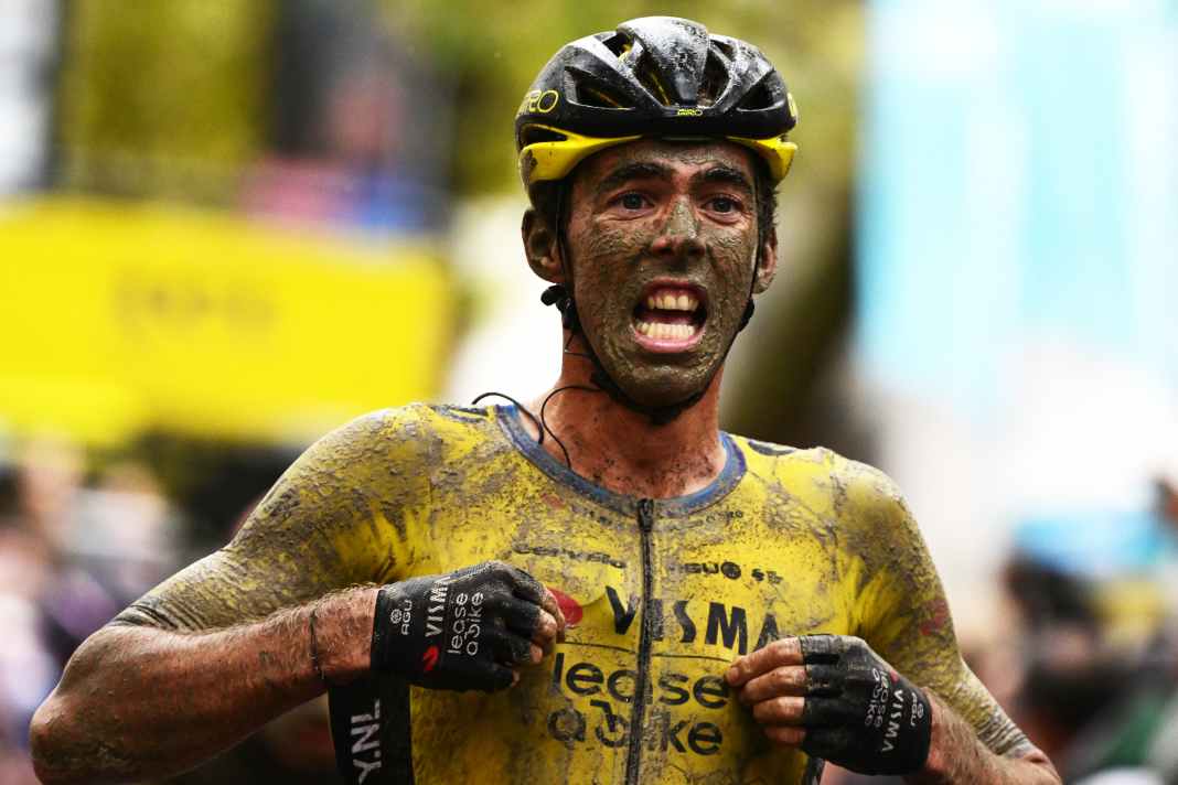 Christophe Laporte wins a completely rainy Paris-Tours