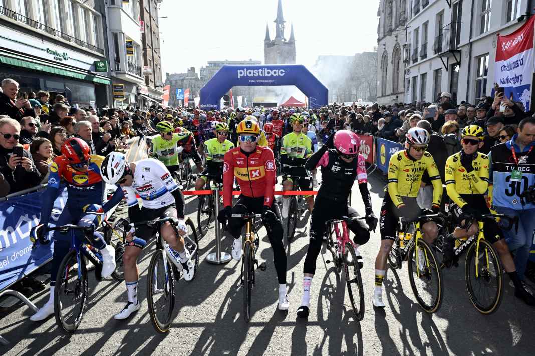 Kuurne-Bruxelles-Kuurne 2025 a démarré à Courtrai par un temps ensoleillé