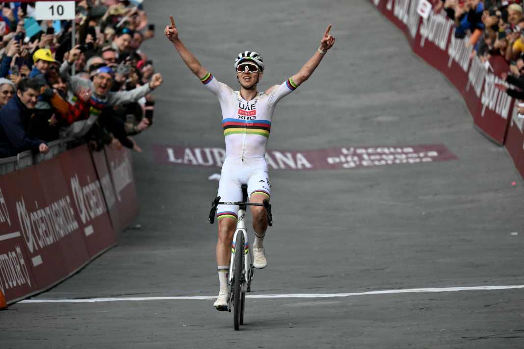 Er ist einfach nicht zu bremsen. Tadej Pogačar hat Strade Bianche 2025 gewonnen.