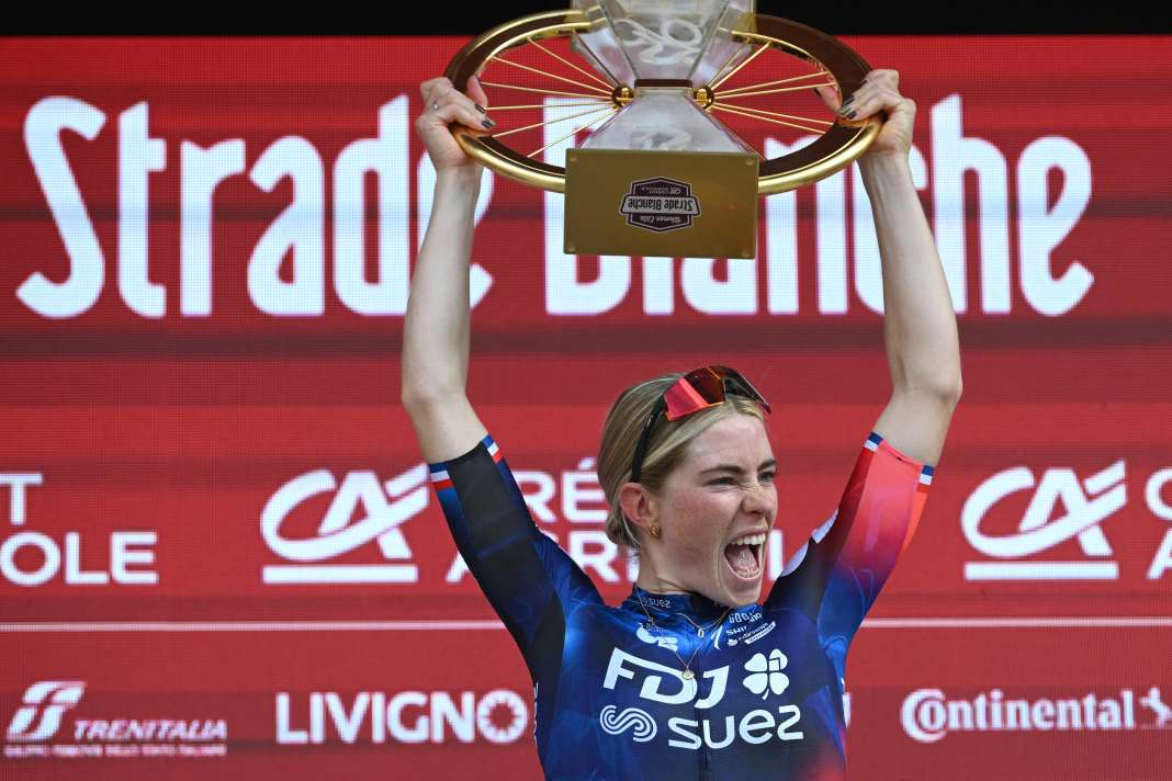 Da fiel jede Menge Druck ab: Demi Vollering hat zum zweiten Mal nach 2023 Strade Bianche gewonnen.