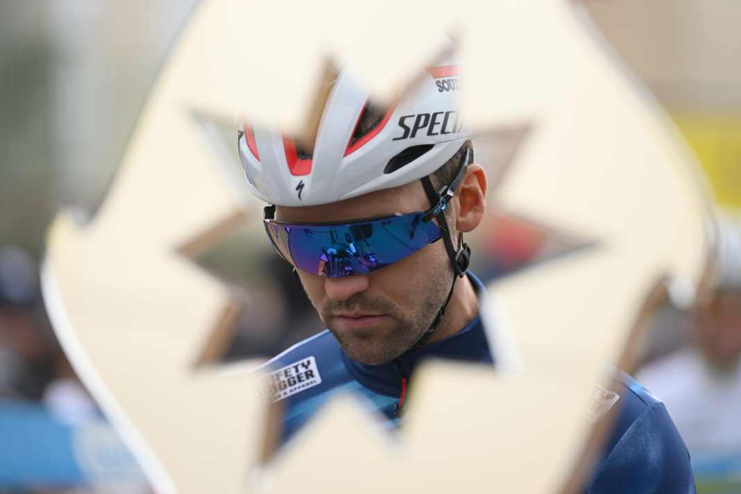 C'est de ce trophée qu'il s'agit. Et l'homme en arrière-plan, Maximilian Schachmann, l'a déjà gagné deux fois.