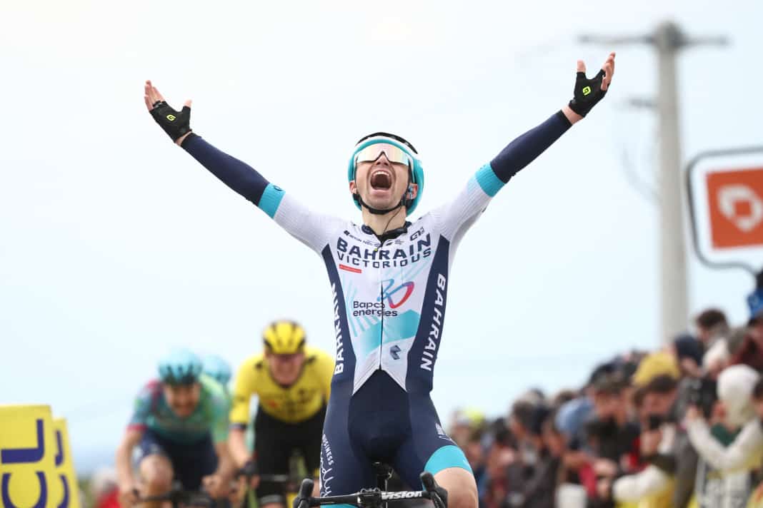 Lenny Martinez (Bahrain – Victorious) feiert den Sieg der 5. Etappe.