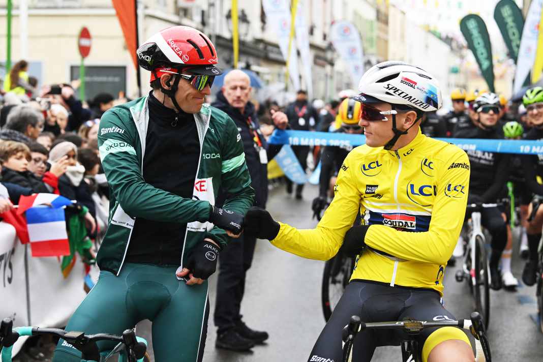 Arnaud Démare (v.l.) und Tim Merlier vor dem Start der 2. Etappe. In langer warmer Kleidung. Denn es war zunächst ziemlich feucht.