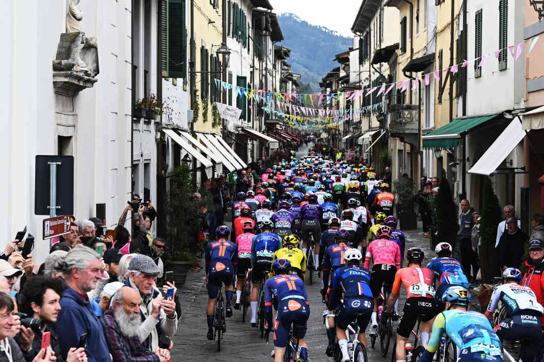 Die 2. Etappe von Tirreno-Adriatico 2025 startete in Camaiore und sollte in einem Massensprint enden