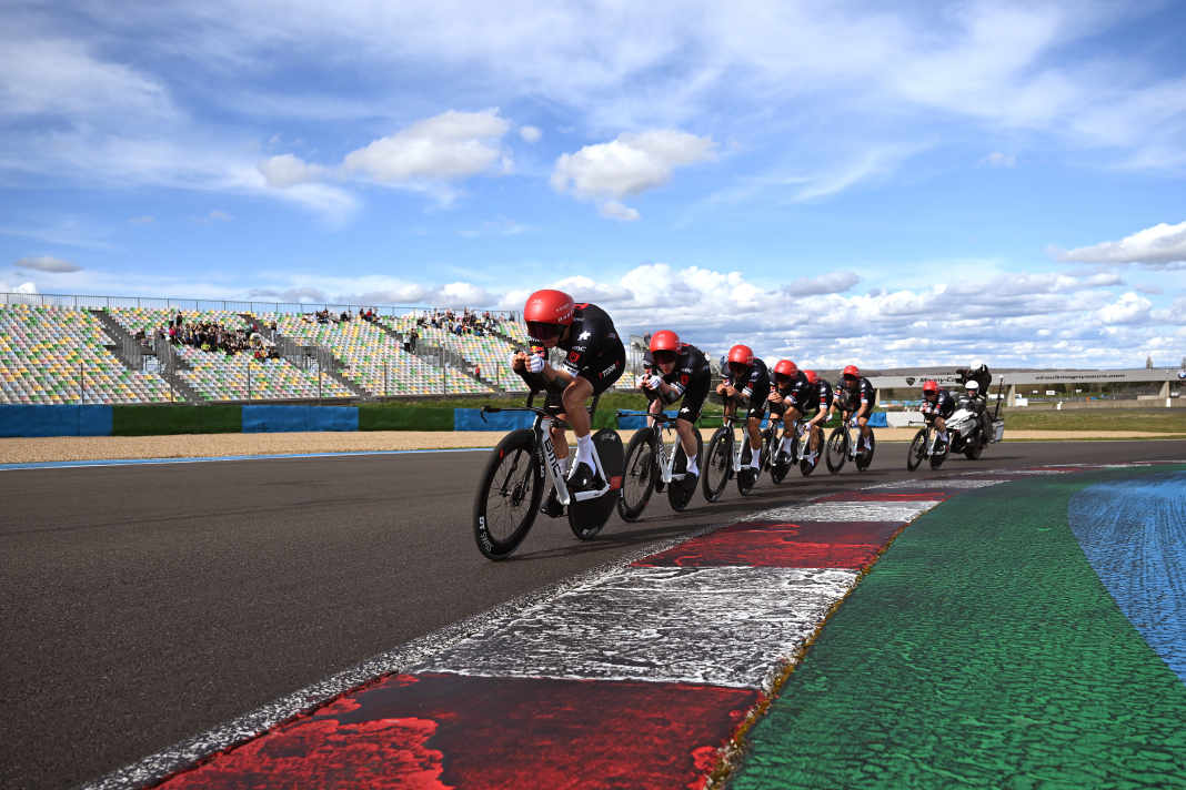 The team time trial of stage 3 began on the Magny-Cours motorsport circuit. Tudor opened the competition.