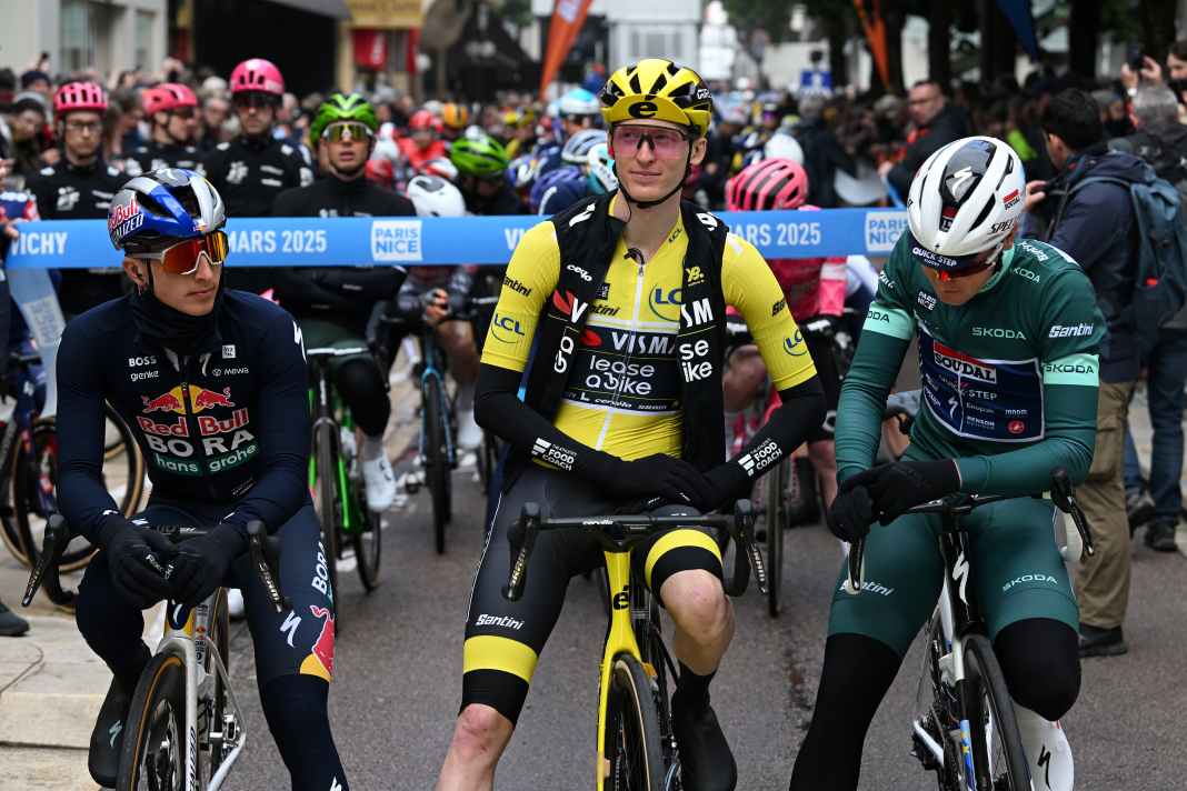 Schon am Start in Vichy zeigte sich das französische Wetter nicht von seiner besten Seite. Magere sieberen Grad waren es zur Mittagszeit. Also: Warme Sachen für die Trikotträger Lipowitz, Jorgenson und Merlier.