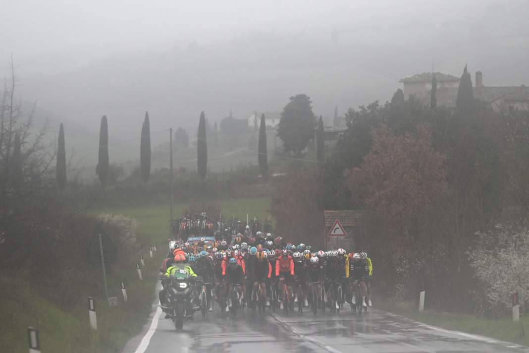 Die gesamte 3. Etappe von Tirreno-Adriatico über regnete es. Für die Fahrer war es ungemütlich