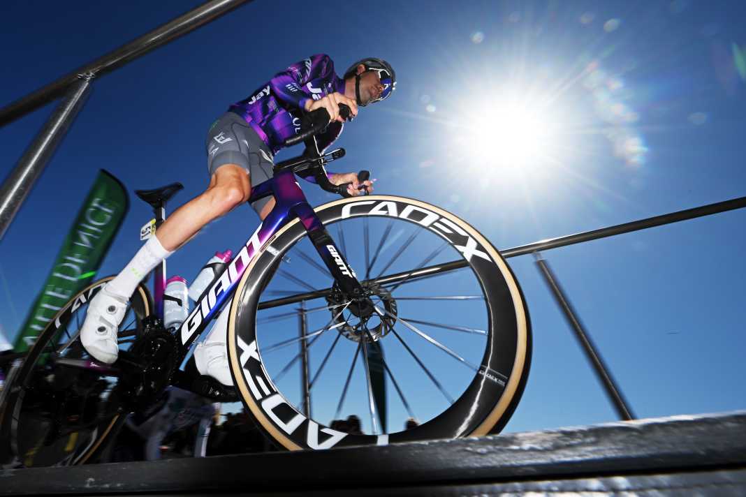 Changement inhabituel mais néanmoins bienvenu lors de la journée finale de Paris-Nice : Ben O'Connor et ses coéquipiers se sont lancés dans la course sous le soleil et par 15 degrés.