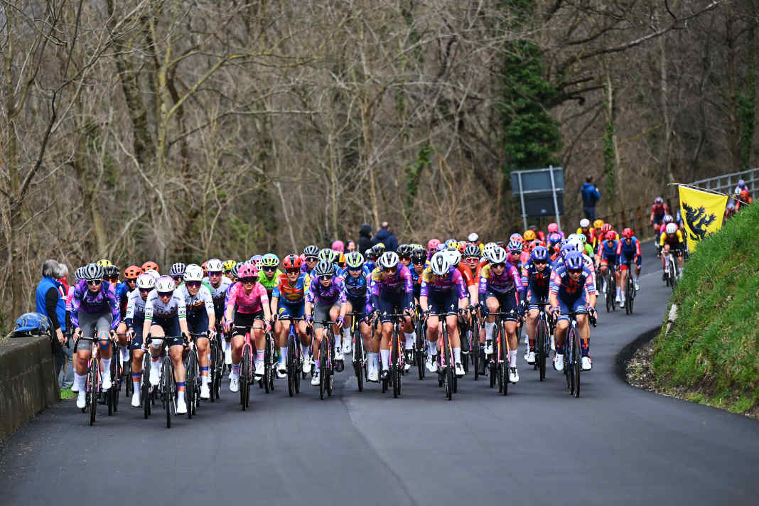 Zu Beginn der Trofeo Alfredo Binda 2025 herrschte Ruhe vor dem Sturm. Lange war das Peloton vollständig