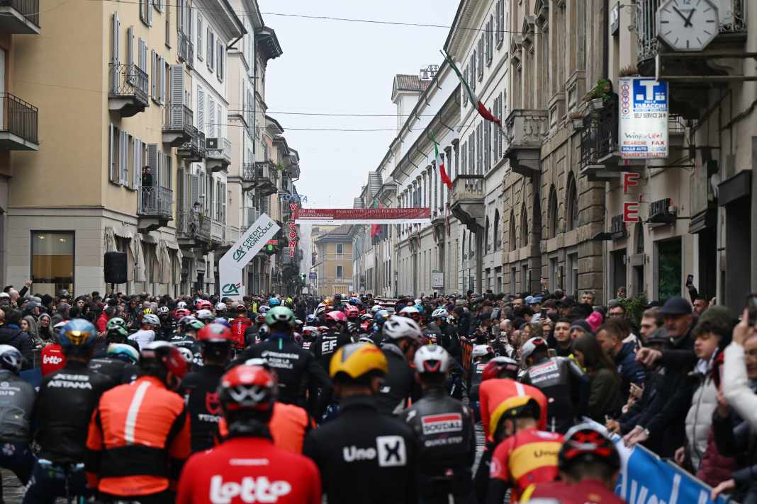 Mailand-San Remo 2025 startete in Pavia bei regnerischen Bedingungen. Das Wetter sollte sich aber mit Rennverlauf bessern