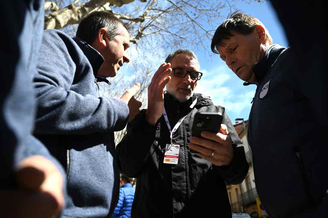 Réunion de crise avant l'étape : l'ex-professionnel et directeur de course Francisco Jose Garcia Armendaris (au centre) et les commissaires de l'UCI discutent du raccourcissement de l'étape en raison du vent.