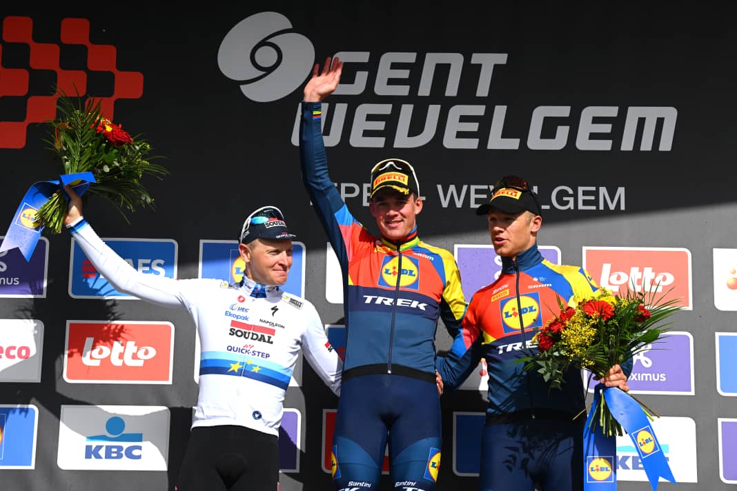 Mads Pedersen (Mitte) gewinnt Gent-Wevelgem 2025 vor Tim Merlier (rechts) und Jonathan Milan (links)