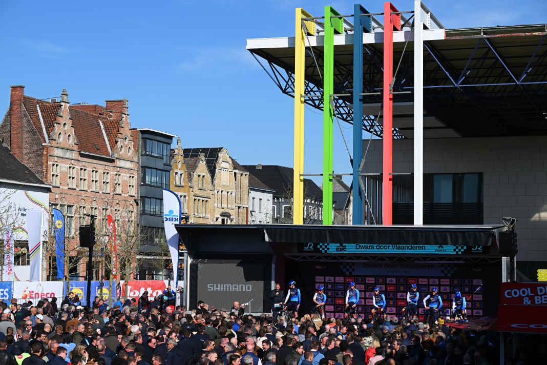 The starting point, Roeselare, presented itself in perfect spring weather.
