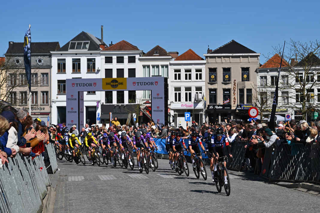 Die Flandern-Rundfahrt 2025 der Frauen startete in Oudenaarde