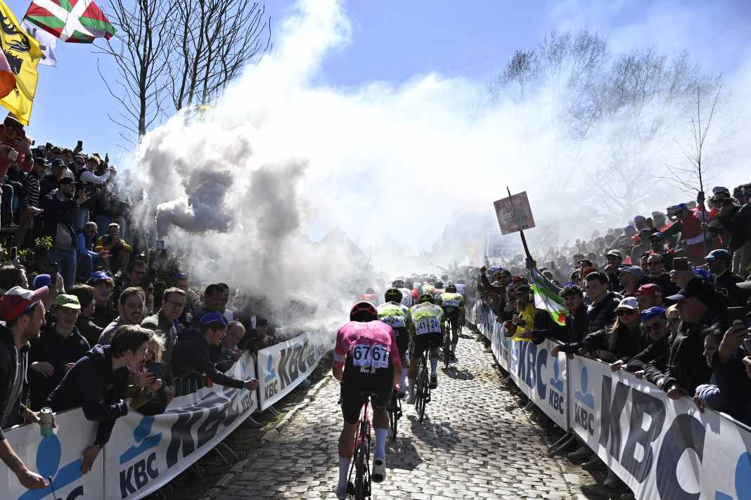 Spectacle : Le Oude Kwaremont est l'un des tronçons légendaires du Tour des Flandres, où les fans créent par milliers une atmosphère à donner la chair de poule.