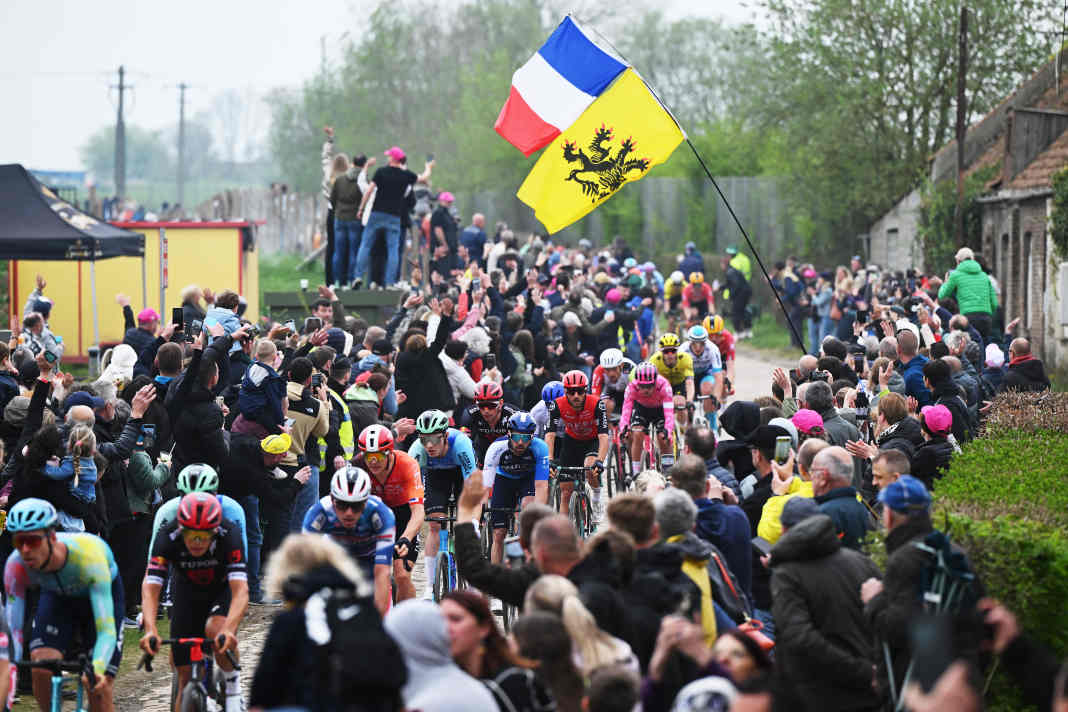 Les coureurs de Paris-Roubaix sont encouragés par d'innombrables fans.