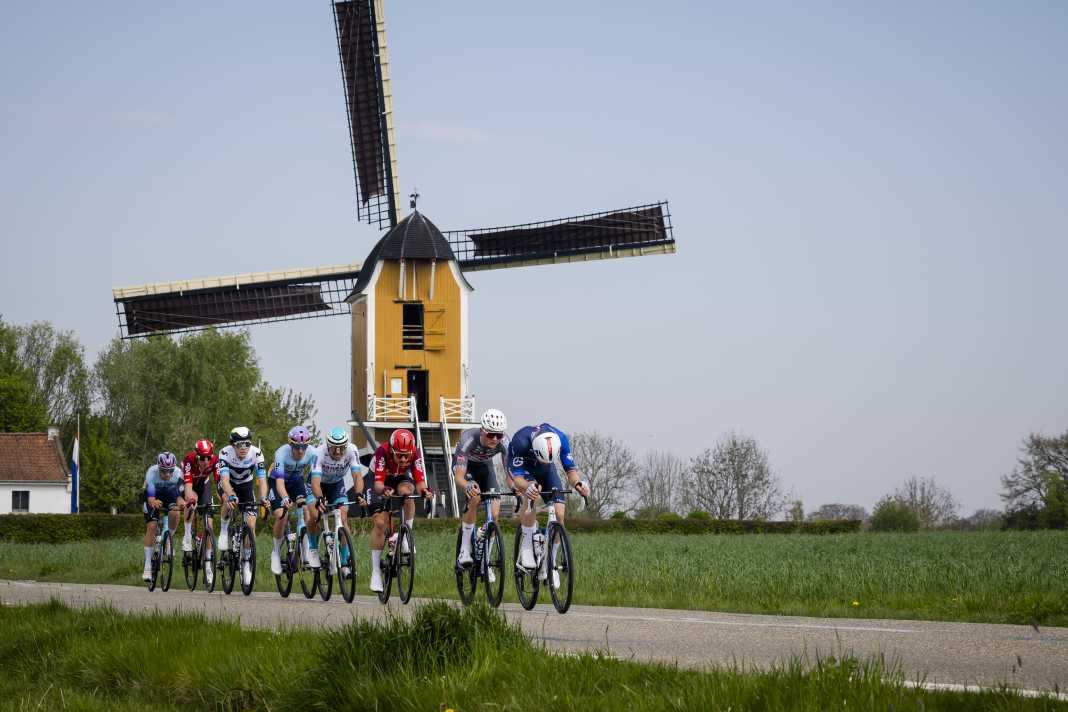 Zu Rennbeginn bildete sich beim Amstel Gold Race 2025 eine Ausreißergruppe. Mit dabei: Michel Heßmann