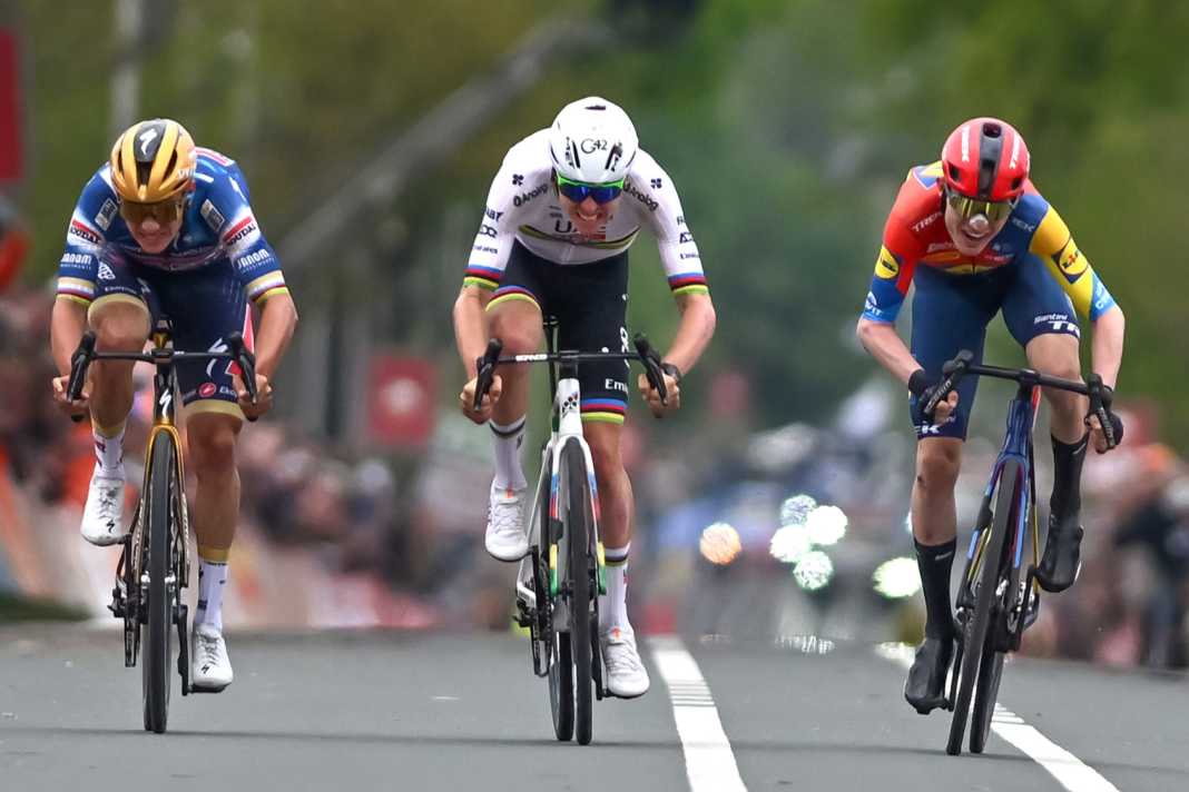 La Flèche Wallonne masculine pourrait à nouveau se résumer à une lutte à trois entre Remco Evenepoel (à gauche sur la photo), Tadej Pogačar (au centre) et Mattias Skjelmose (à droite), comme ce fut le cas lors de l'Amstel Gold Race.