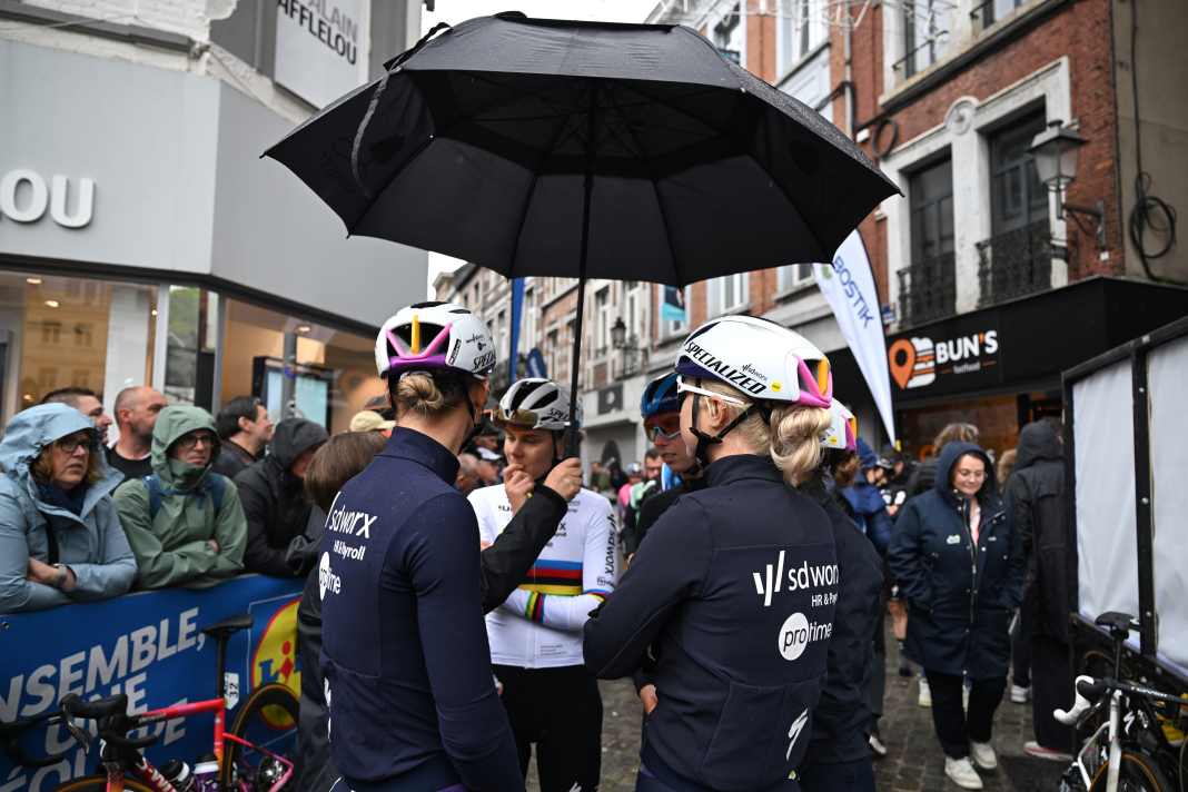 While the men were able to start in dry conditions, it was wet from the start for the women. However, the sun came out again later at the finish.