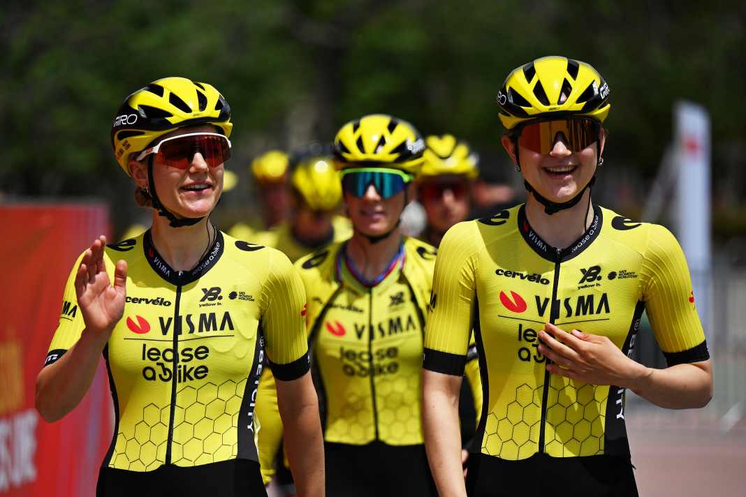 Trotz des verpatzten Zeitfahrens am Vortag herrschte bei Visma | Lease a Bike vor dem Start der 2. Etappe wieder gute Laune. Offenbar wussten die Frauen da bereits, dass es für sie ein guter Tag werden würde.