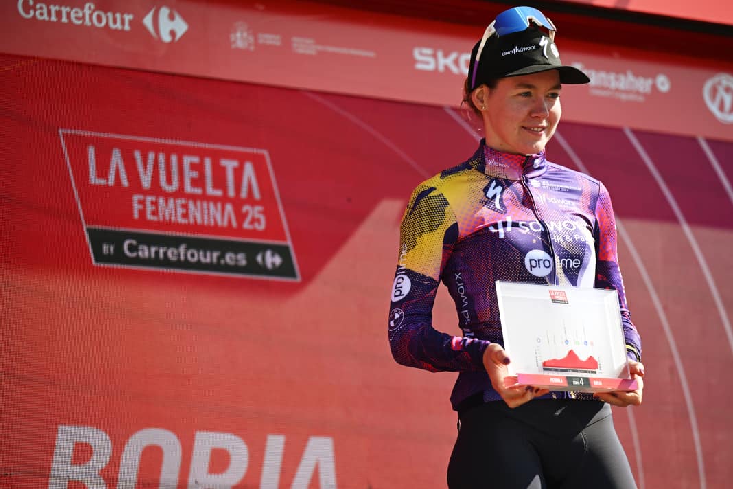 She did manage to wring a small smile out of her face. Even if it doesn't look like it: Anna van der Breggen has celebrated her first victory since her comeback. The Dutchwoman won the 4th stage of the Vuelta Femenina ...