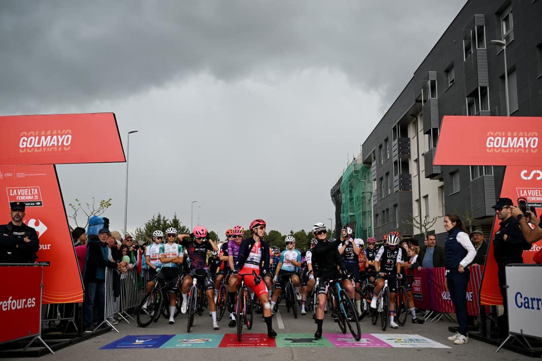Dunkle Wolken am Himmel über Golmayo am Start der 5. Etappe der Vuelta Femenina 2025.