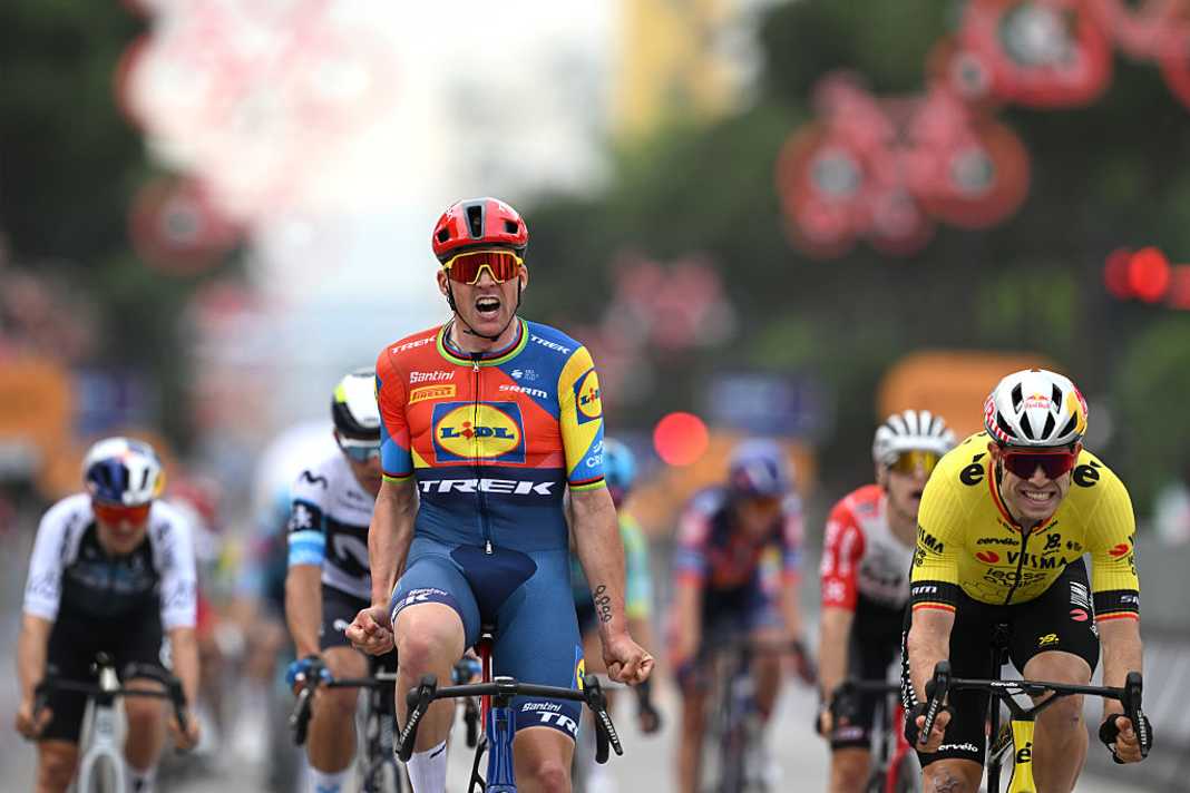 Mads Pedersen remporte la 1ère étape du Giro d'Italia 2025.
