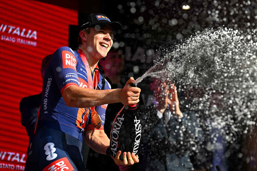 Casper van Uden (Team Picnic PostNL) celebrated his first Grand Tour victory on the podium.