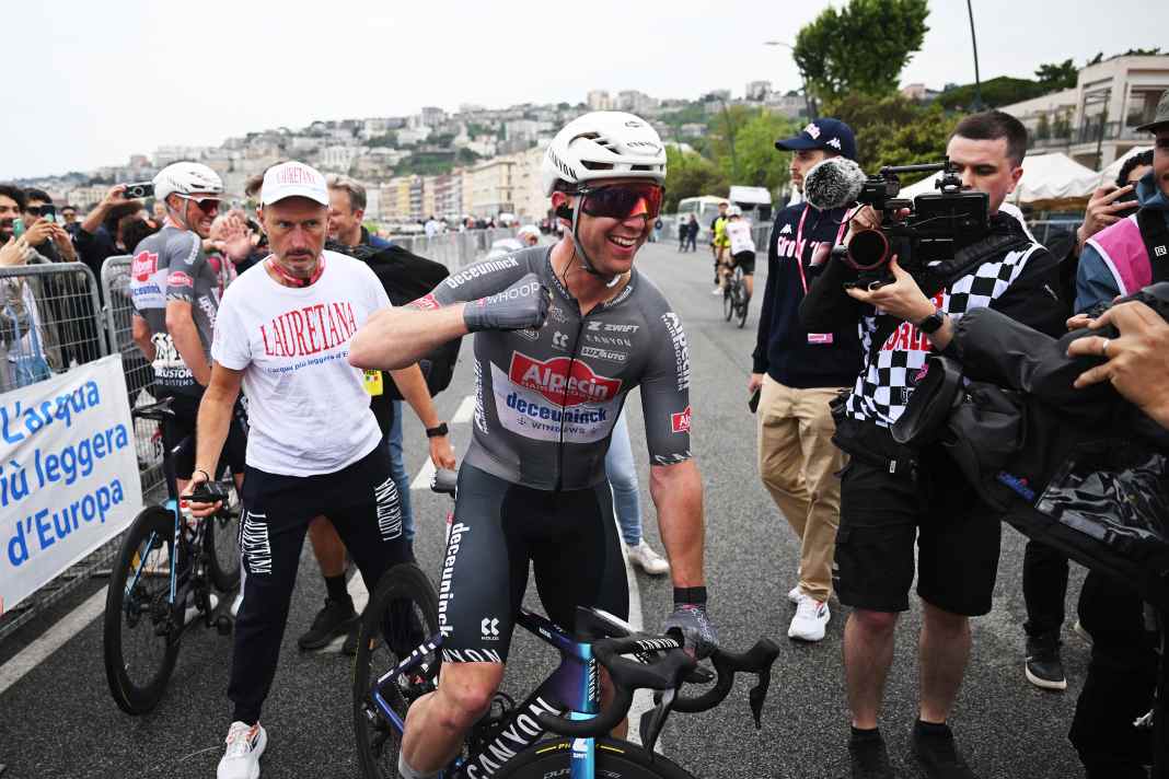 Kaden Groves (Alpecin – Deceuninck) jubelt über den Sieg auf der 6. Etappe.