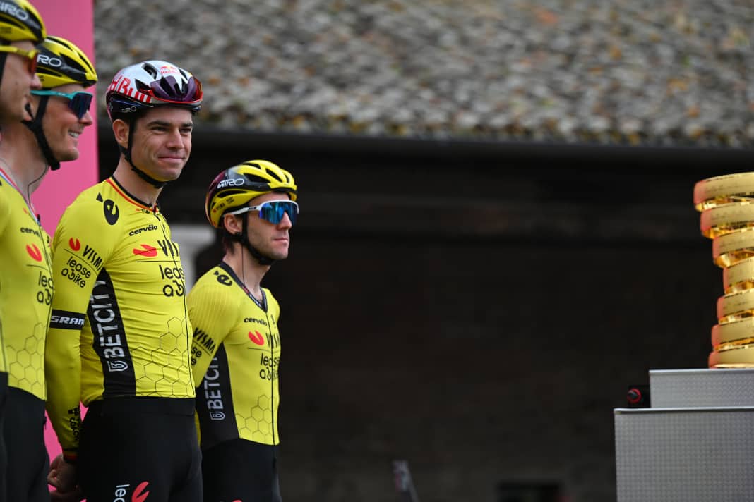 Offenbar wusste Wout van Aert schon am Start, dass es ein guter Tag für ihn werden würde. So lässt sich jedenfalls sein verschmitzes Lächeln deuten.