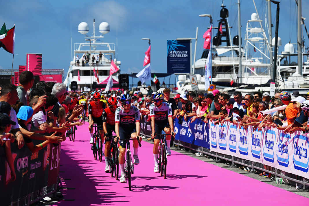 Entspannter Tag am Meer? Keinesfalls. Nur auf dem Weg zum Start konnten es die Profis auf der 11. Etappe ruhig angehen lassen.