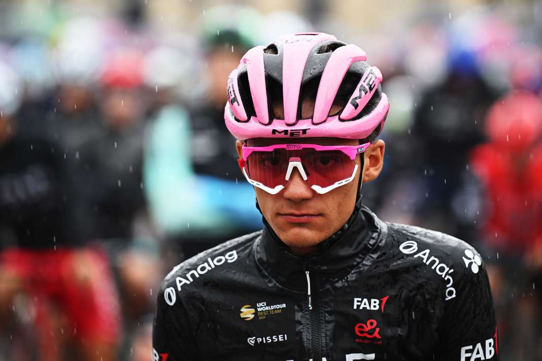 Pas de temps idéal pour l'étape reine du Giro d'Italia. Et c'est surtout l'équipe UAE qui allait se retrouver sous la pluie.
