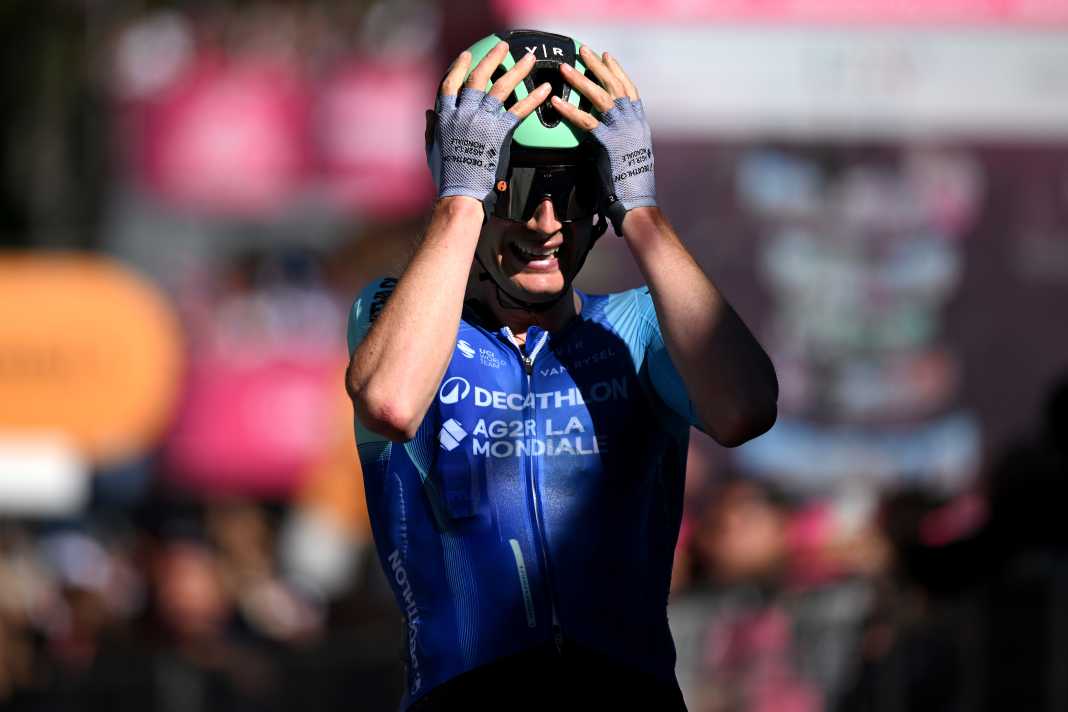 Großer Tag für Nicolas Prodhomme. Der Franzose gewann im Alleingang die 19. und schwerste Etappe des Giro d'Italia 2025.