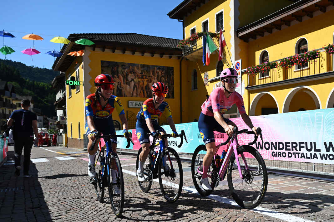 Anna Henderson a profité d'une dernière journée en rose au départ de la 4ème étape du Giro d'Italia Women.