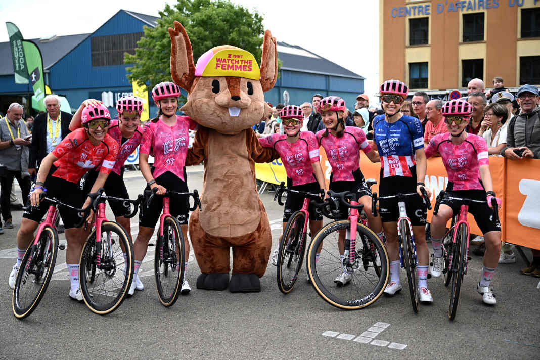 Gute Stimmung am Start der 2. Etappe - bei Profis wie "Edelfans".