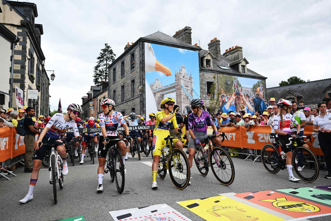 Bester Laune zeigte sich die neue Frontfrau der Tour de France Femmes, Kimberly Le Court, im Gelben Trikot am Start der 3. Etappe.