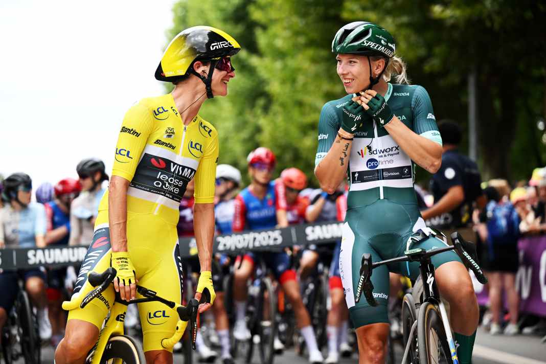 Die Bilder vom Start - sie sollten sich mit denen vom Ziel gleichen. Denn vdie Hauptrollen spielten jeweils Marianne Vos in Gelb und Lorena Wiebes in Grün.