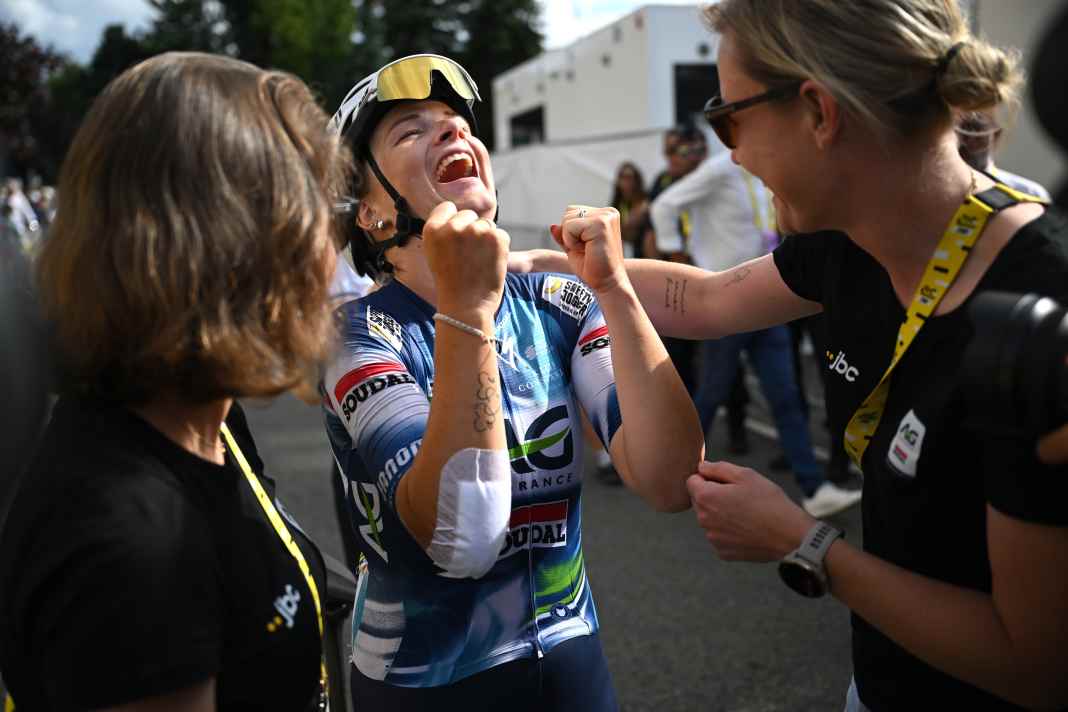 Geschafft! KImberly Le Court hat auf der 5. Etappe alles abgeräumt. Die 29-Jährige feierte nicht nur den Tagessieg, sondern auch die Rückkehr ins Gelbe Trikot.