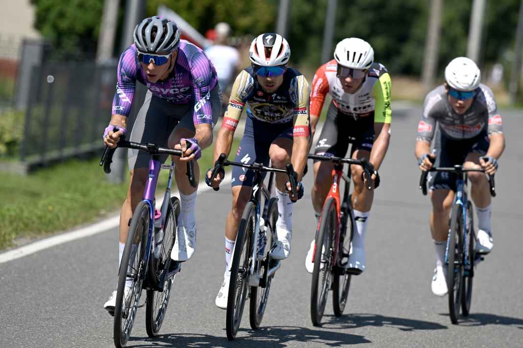 Schon kurz nach dem Start in Zakopane machten sich vier Profis auf den Weg, den Tag zu bestimmen: Patrick Gamper, Martin Svrcek, Huub Artz und Jensen Plowright.