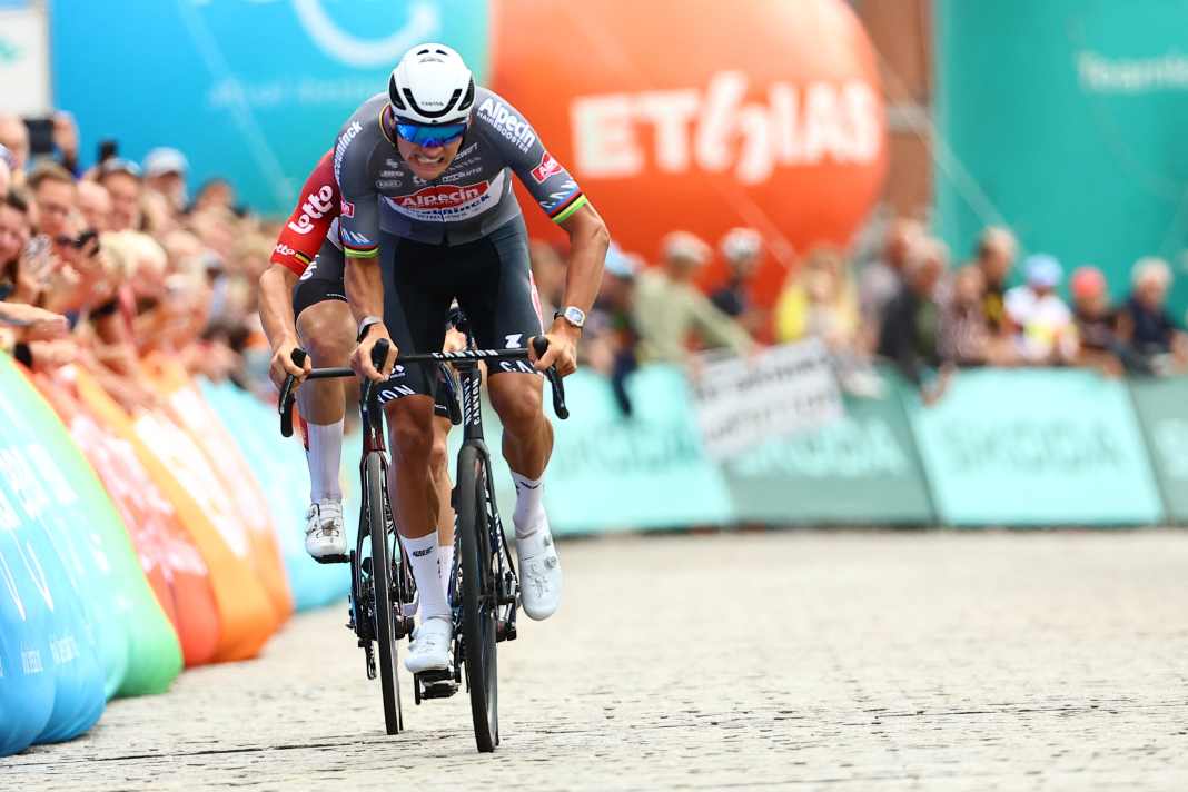 Mathieu van der Poel (Alpecin - Deceuninck) wins the sprint against Arnaud de Lie (Lotto).