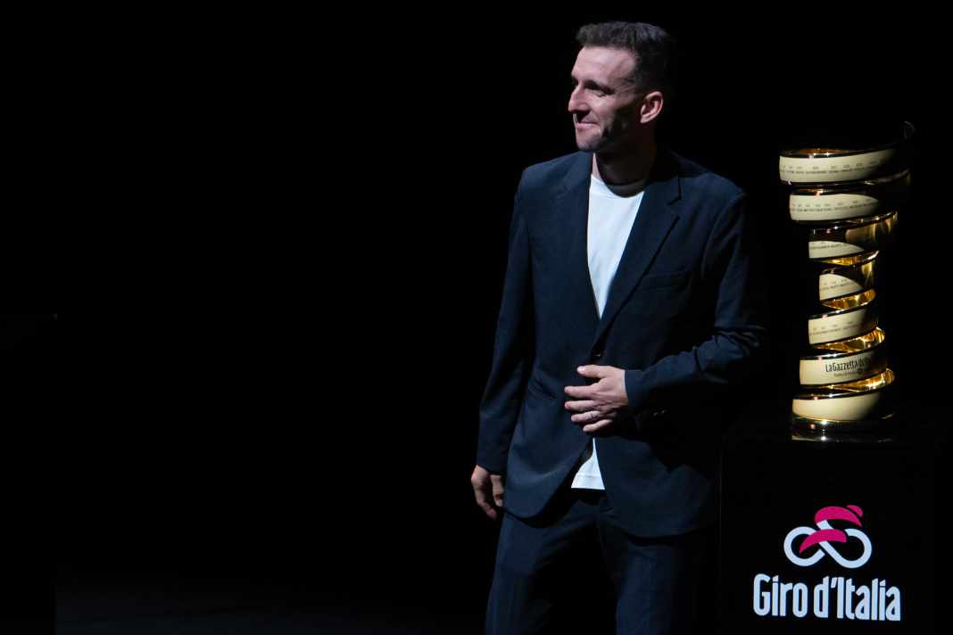 Last big appearance: Simon Yates at the presentation of the Giro d'Italia 2026 last December