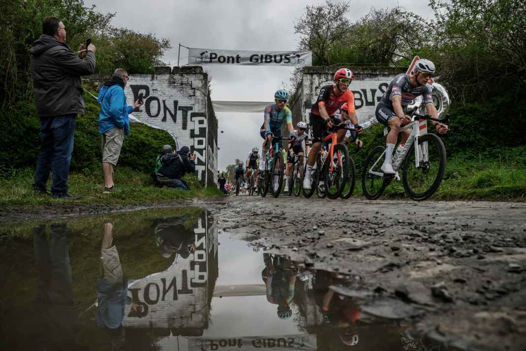 Mathieu van der Poel d'Alpecin-Deceuninck au Pont Gibus, 13 avril 2025