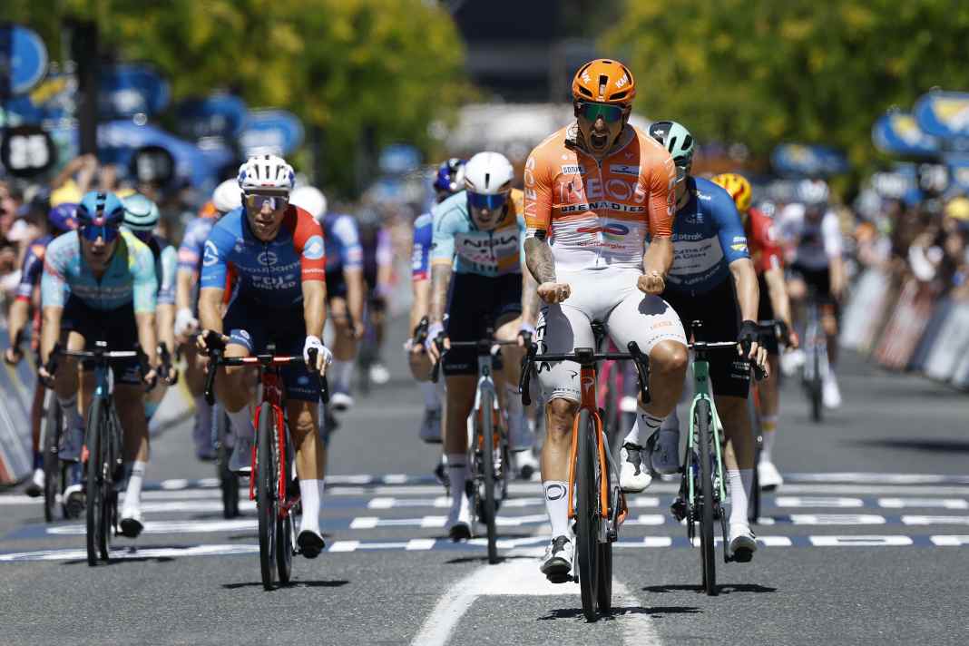 Sam Welsford has won the 3rd stage of the Tour Down Under in a bunch sprint.