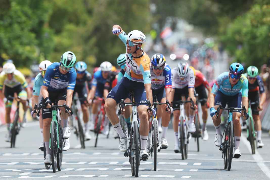Un sprint massif au lieu d'une étape de grimpe : Ethan Vernon a remporté la 4ème étape raccourcie du Tour Down Under.