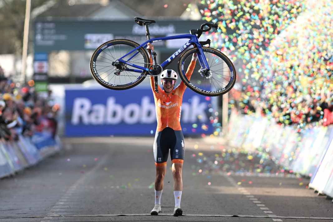 Lucinda Brand is the new cross-country world champion. The 36-year-old succeeds Fem van Empel, who took a break from her career at the end of last year.