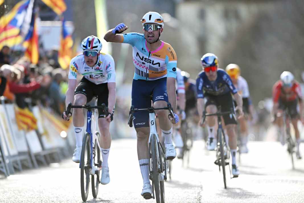 Ethan Vernon gewinnt die 4. Etappe der Katalonien-Rundfahrt.