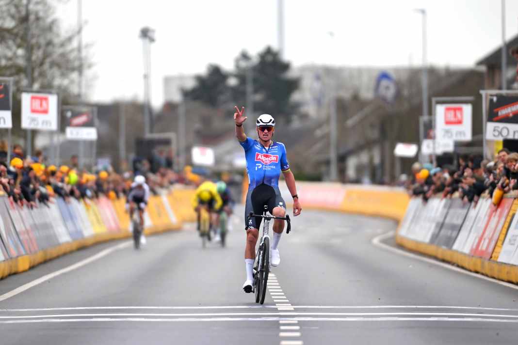 C'est un Mathieu van der Poel (Alpecin - Premier Tech) épuisé qui sauve quelques secondes d'avance sur la ligne d'arrivée. | Getty Images/ Tim de Waele