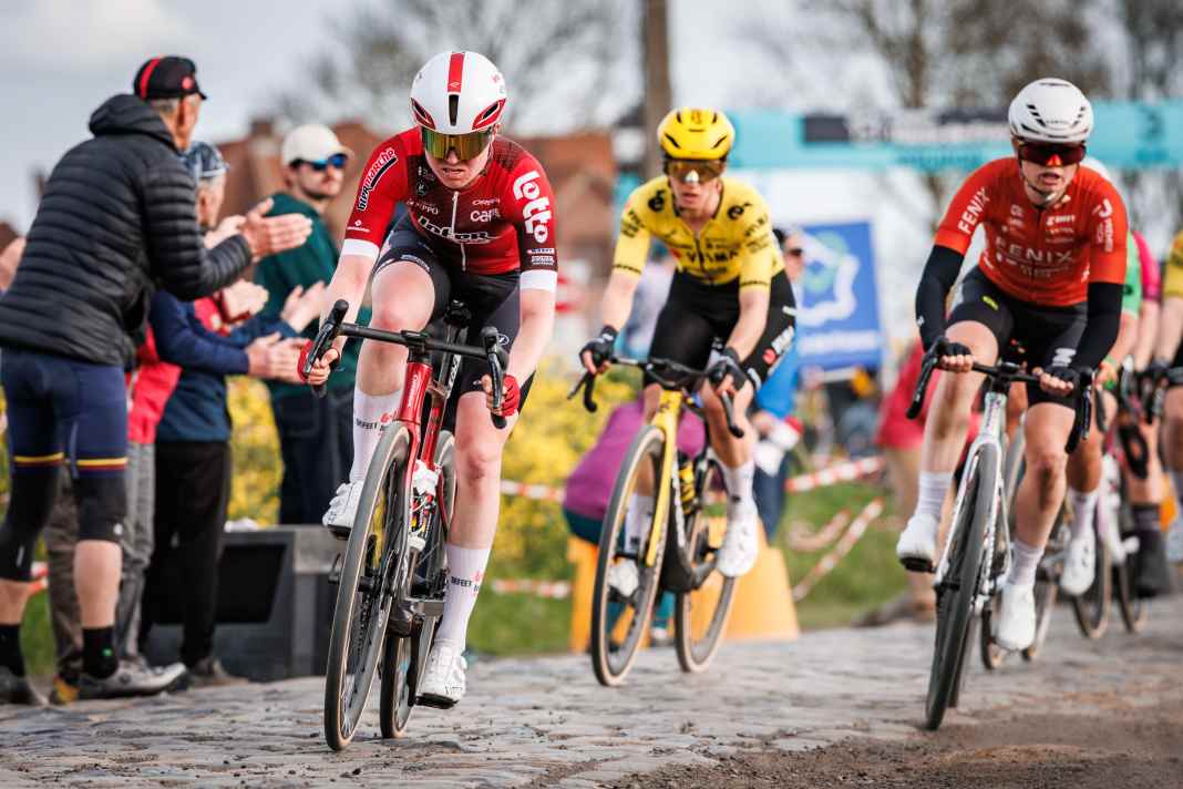 Linda Riedmann (links) bei Paris-Roubaix Femmes