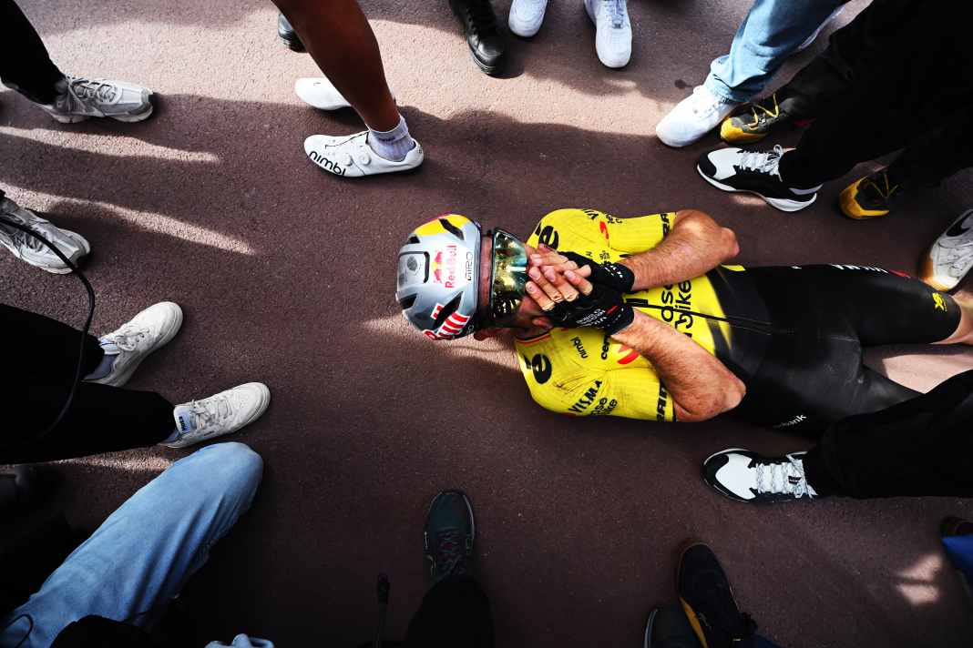 Was für ein Rennen! Das Männerrennen ließ das Herz schon beim Zuschauen schneller schlagen, so viel Spannung war geboten. Im Velodrom hatte Wout van Aert sprintstärkere Beine als Pogacar und verwies den Slowenen souverän auf Platz zwei. Der Belgier erreichte nach sieben Versuchen das lang ersehnte Ziel. Grund für Tränen!